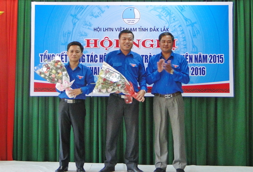 Anh Y Nhuân Byă tặng hoa tân Chủ tịch, Phó chủ tịch Hội